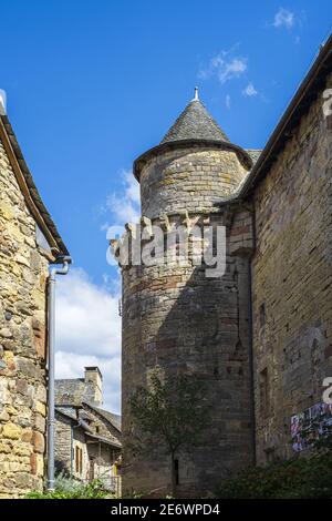 Frankreich, Aveyron, Regionales Naturreservat Aubrac, Saint-Come-d'Olt auf der Via Podiensis, einer der Pilgerwege nach Santiago de Compostela oder GR 65 (UNESCO-Weltkulturerbe), ehemaliges Schloss der Familie Castelnau, heute Rathaus Stockfoto