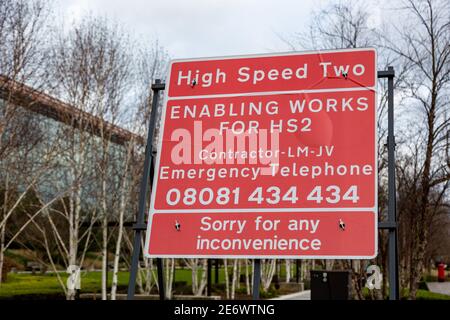 Schild für Straßenbauarbeiten und Ermöglichung von Arbeiten für HS2, Birmingham, Großbritannien Stockfoto