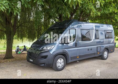 Frankreich, Saone et Loire, Mercurey, Reisemobilbetreiber am Rande des Giroux-Teiches Stockfoto