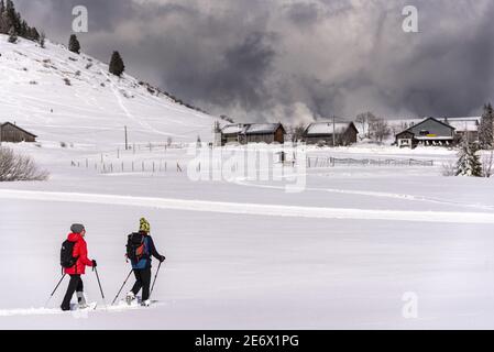 Frankreich, Haute Savoie, Faucigny, Brison, Plateau de Solaison, Paar auf Schneeschuhen auf dem Plateau Stockfoto