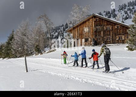 Frankreich, Haute Savoie, Faucigny, Brison, Plateau de Solaison, Familie praktiziert Langlauf Stockfoto