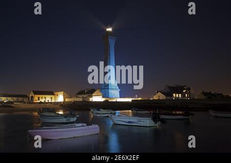 Frankreich, Finist?re (29), Penmarc'h, Pointe de Penmarc'h, le Phare d'Eckmuhl sur le Port de Saint-Pierre Stockfoto