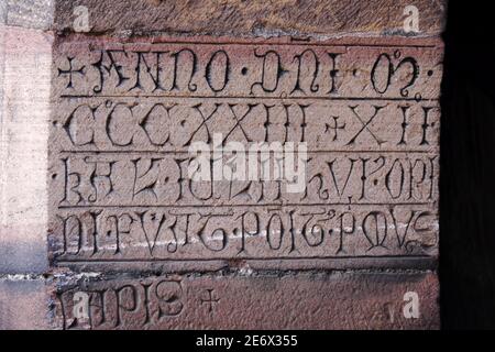 Frankreich, Bas Rhin, Dambach la Ville, Ebersheimer Tor, Turm aus dem 14. Jahrhundert, Inschrift auf der Arkade, Verlegung des ersten Steins im Jahre 1323 Stockfoto