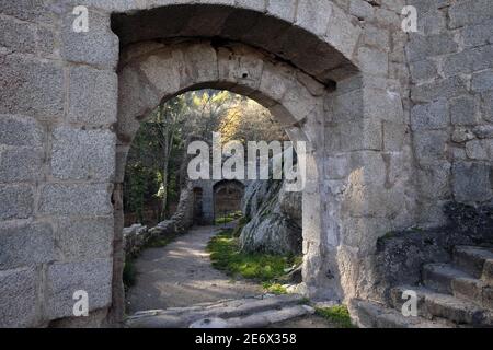 Frankreich, Bas Rhin, Dambach la Ville, Bernstein Schloss aus dem 12. Jahrhundert, Vorhoftor Stockfoto