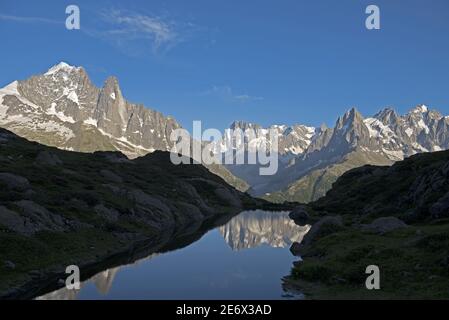Frankreich, Haute Savoie, Alpen, Aiguille Verte (3842m links), Grandes Jorasses (4208m tief im See) und Aiguilles de Chamonix (rechts) Stockfoto