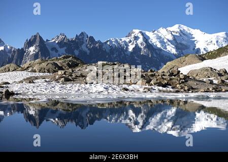 Frankreich, Haute Savoie, Alpen, Mont-Blanc-Gebirge mit Aiguilles de Chamonix (links), Aiguille du Midi (3842m), Mont Blanc (4810m) und Aiguille de Bionnassay (4052m rechts), die sich im Lac Blanc (2350m) spiegeln Stockfoto