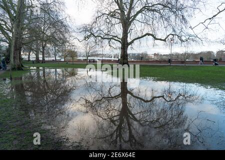 London, Großbritannien. Januar 2021. Überschwemmungen im Battersea Park in London nach einer Nacht mit heftigem Regen. Foto: Roger Garfield/Alamy Live News Stockfoto