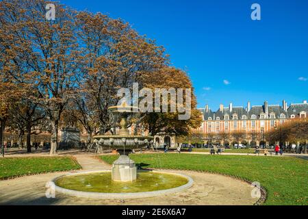 Frankreich, Paris, Place des Vosges im Herbst Stockfoto