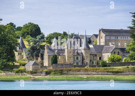 Frankreich, Finistere, Locquirec entlang des Wanderweges GR 34 oder des Zollweges, Villa Ile-Blanche (oder Schloss Toul-an-Hery) aus dem 17th. Jahrhundert am Ufer des Flusses Douron Stockfoto