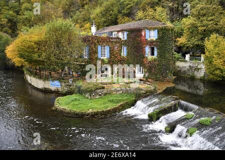 Frankreich, Dordogne, Brantome, Fluss Dronne und Relais-Chateaux Le Moulin de l'Abbaye Stockfoto