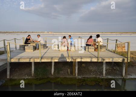 Frankreich, Aude, Gruissan, Salin de Saint Martin (Salinen von Saint Martin), Restaurant La Cambuse du Saunier, Degustation de Fruits de mer (Meeresfrüchte-Verkostung) Stockfoto