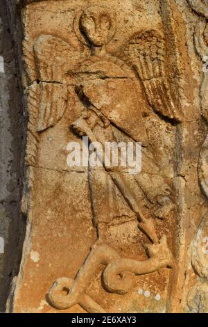 Frankreich, Dordogne, Kirche Saint-Martin de Besse (11-12.Jh.), Saint Michel tötet den Drachen Stockfoto