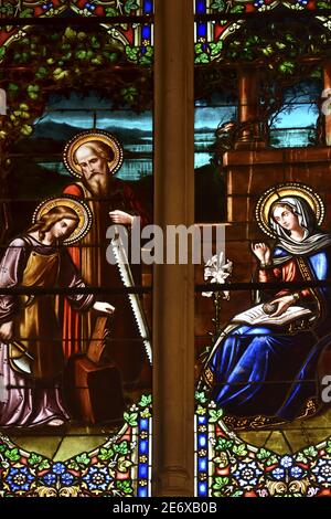 Frankreich, Dordogne, Molieres, Notre-Dame-de-la-Nativite Kirche, Glasfenster mit Jesus als jungen Mann, Joseph und Maria Stockfoto