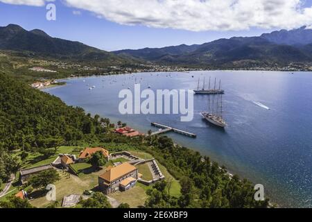 Karibik, Dominica Island, Portsmouth, Cabrits National Park, Fort Shirley, Britisches Fort aus dem 18th. Jahrhundert, Royal Clipper und Star Flyer der Star Clipper Company in Prince Rupert Bay (Luftaufnahme) Stockfoto