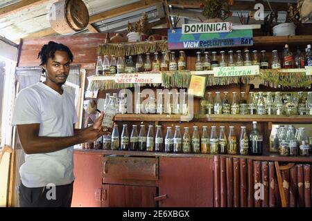 Karibik, Dominica Island, Castle-Bruce, Auswahl an einheimischen hausgemachten Rums in Islet View Restaurant-Bar Stockfoto