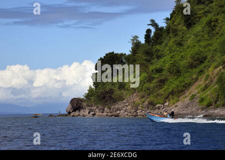 Karibik, Dominica Island, Portsmouth, Cabrits National Park, Fischer am Fort Shirley Point in der Prince Rupert Bay, Les Saintes in Guadeloupe im Hintergrund Stockfoto