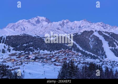 Frankreich, Savoie, Beaufortain-Massiv der Ferienort Col des Saisies, Blick auf das Dorf und das Mont Blanc-Massiv von der Spitze der Bisanne Pisten Stockfoto