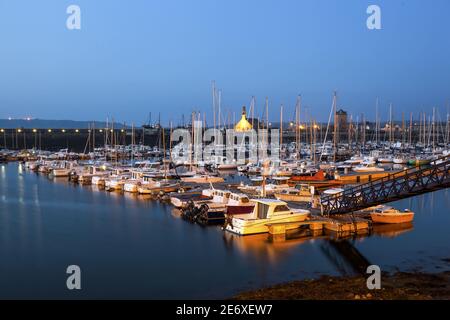 Frankreich, Finist?re (29), Presqu'?le de Crozon, la Tour Vauban et l'glise Notre Dame de Rocamadour de Camaret-sur-Mer ? la Tomb?e de la nuit Stockfoto