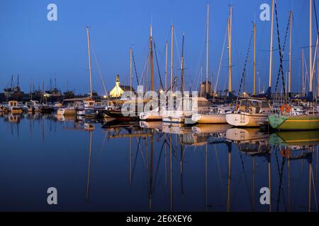 Frankreich, Finist?re (29), Presqu'?le de Crozon, la Tour Vauban et l'glise Notre Dame de Rocamadour de Camaret-sur-Mer ? la Tomb?e de la nuit Stockfoto