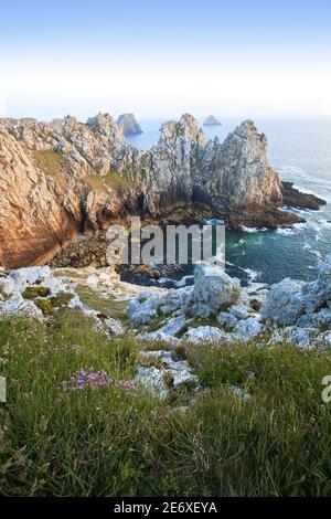 Frankreich, Finist?re (29), Presqu'?le de Crozon, Camaret-sur-Mer, derniers rayons du Soleil sur la Pointe de Pen-Hir et les Tas de POIs Stockfoto