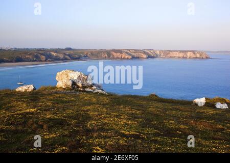 Frankreich, Finist?re (29), Presqu'?le de Crozon, La Pointe de la Tavelle vue de la Plage du Veryac'h ? Camaret-sur-Mer Stockfoto