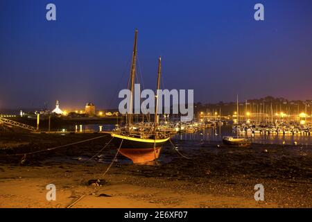 Frankreich, Finist?re (29), Presqu'?le de Crozon, bateaux devant la Tour Vauban et l''glise Notre Dame de Rocamadour ? Camaret-sur-Mer Stockfoto