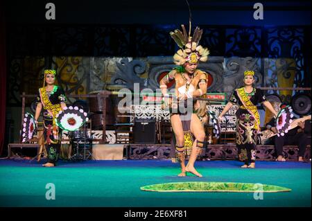 IBAN und Ngajat tanzen im Sarawak Kulturdorf In Kuching Malaysia Stockfoto