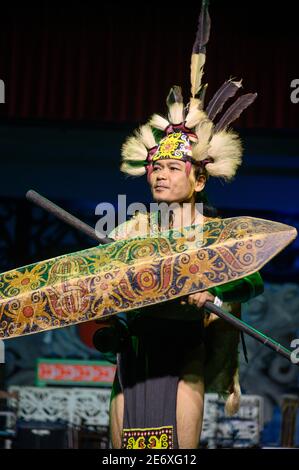 IBAN und Ngajat tanzen im Sarawak Kulturdorf In Kuching Malaysia Stockfoto