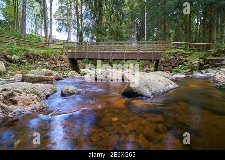 Brücke über den Fluss Kalte Bode am Fuße des Der Brocken bei Schierke im Nationalpark Harz Stockfoto