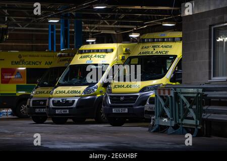 NHS Ambulance Station mit Flotte von sauberen Krankenwagen geparkt warten Für Notfallmaßnahmen bei Unfällen und Notfällen während einer Pandemie Blau Stockfoto