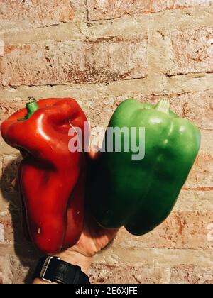 Der vertikale Schuss des roten und grünen Pfeffers Stockfoto