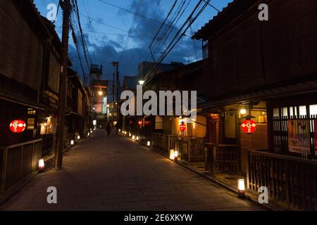 Shinbashi Dori Straße im Gion Bezirk gesäumt mit alten Teehäusern Und traditionelle japanische Holzgebäude Stockfoto