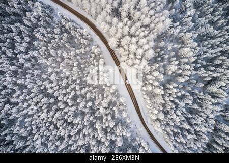 Schöner Winterwald und Straße. Luftaufnahme Stockfoto