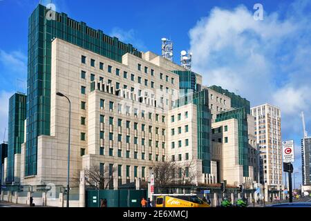 London, Großbritannien - 02. Februar 2019: SIS-Gebäude vom Bahnhof Vauxhall aus gesehen. Secret Intelligence Service oder MI6 ist britisch fremd intellig Stockfoto