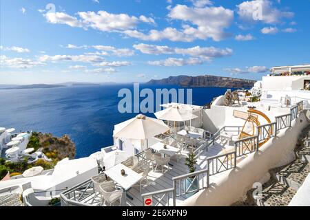 Blick auf die Ägäis und die Caldera von Santorini von einer weiß getünchten Terrasse auf Oia, Griechenland, und die Insel Santorini. Stockfoto