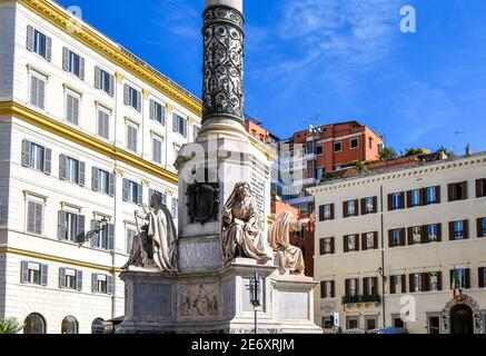 Nahaufnahme der Säule der Unbefleckten Empfängnis, an der Spitze der Spanischen Treppe in Rom, Italien. Stockfoto