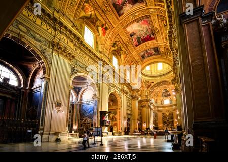 Das prunkvolle, barocke Innere der Basilika Sant'Andrea della Valle im historischen Zentrum von Rom, Italien Stockfoto