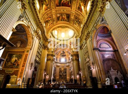 Die goldene, kunstvoll verzierte Innennapse, Bänke, Kuppel und Apsis der Basilika Sant'Andrea della Valle in Rom, Italien. Stockfoto