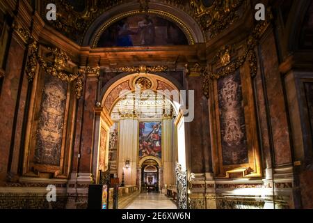 Blick durch den Eingang einer kleinen Kapelle auf die goldene, reich verzierte Innenapsis der Basilika Sant'Andrea Della Valle in Rom Italien Stockfoto