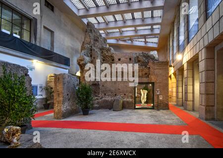 Die unterirdische Museumsausstellung der antiken Ruinen und Überreste des Domitian-Stadions unter der Piazza Navona in Rom, Italien. Stockfoto