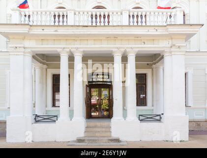 Russland, Krim, Feodosia September 18, 2020-Eintritt in das Museum of Local Lore auf Aivazovsky Avenue, Haus 11. Russischer Text: Theodosius Museum von an Stockfoto