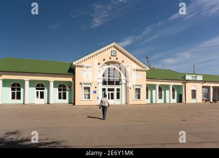 Russland, Krim, Feodosia 18. September 2020-das Gebäude des Bahnhofs auf Gorki Straße, Haus 1. Russischer Text: Bahnhof Stockfoto
