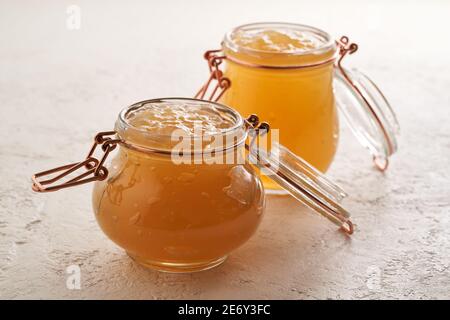 Zwei Gläser abgekühlter Rinderknochenbrühe Ein weißer Hintergrund Stockfoto