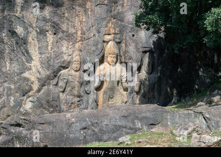 Buddhistische mythologische Figur - der Bodhisattva Avalokitesvara in Buduruwagala Buddhistischer Tempel in Wellawaya, gigantische sieben Statuen stammen aus dem 10 Stockfoto