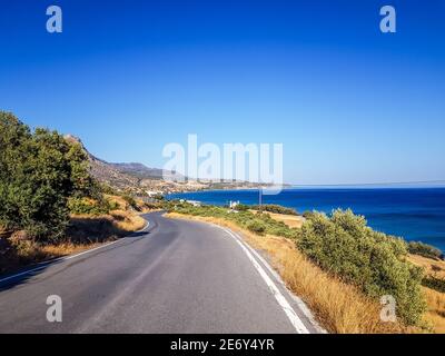 Küstenlinie und eine kurvende Straße in Keratokampos, Kreta Stockfoto