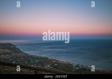 Küstenlandschaft des libyschen Meeres in Keratokampos, Kreta bei Sonnenuntergang Stockfoto