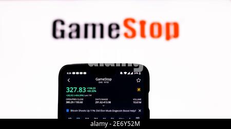 Kathmandu, Nepal - Januar 29 2021: Aktienhandel-App am Telefon zeigt Aktienkurs von GME gegen GameStop-Logo. Stockfoto