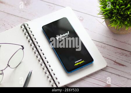 Assam, indien - Januar 31, 2021 : Yahoo Sport-Logo auf Handy-Bildschirm Stock Bild. Stockfoto