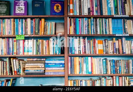 Kathmandu, Nepal - Januar 24 2021: Bücher in einem Bücherregal in einer Bibliothek. Stockfoto