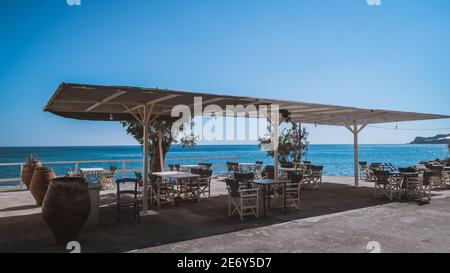 Gemütliches offenes Restaurant in der Nähe des Meeres in Keratokampos, Kreta Stockfoto